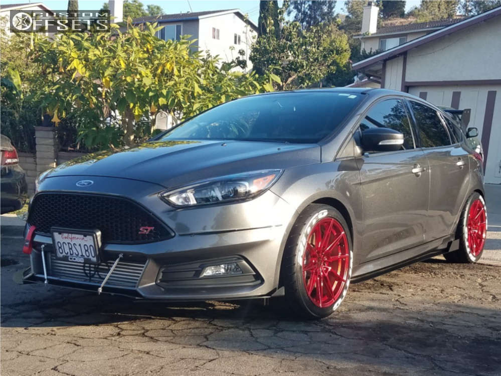 446990-1-2018-focus-ford-stock