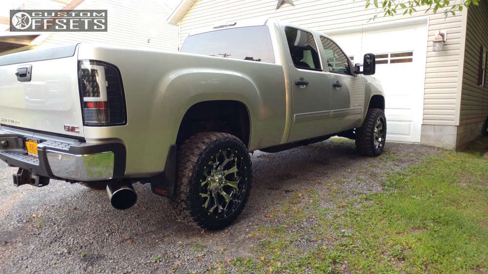 2013 GMC Sierra 2500 HD with 22x10 13 Fuel Assault D246 and 33/12.5R22