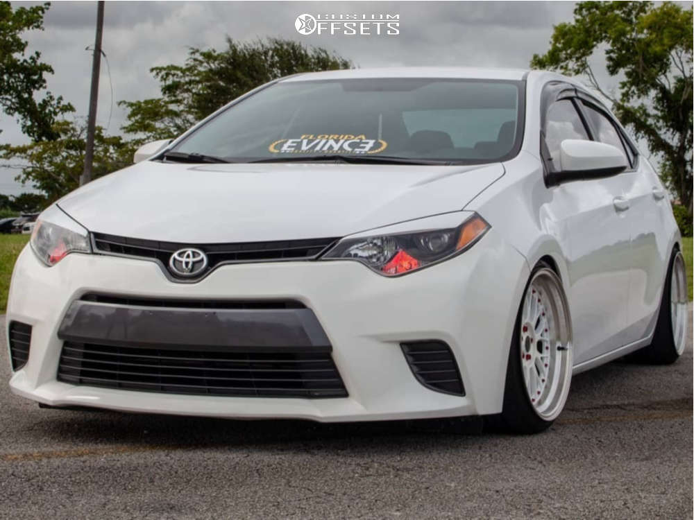 496195-1-2015-corolla-toyota-