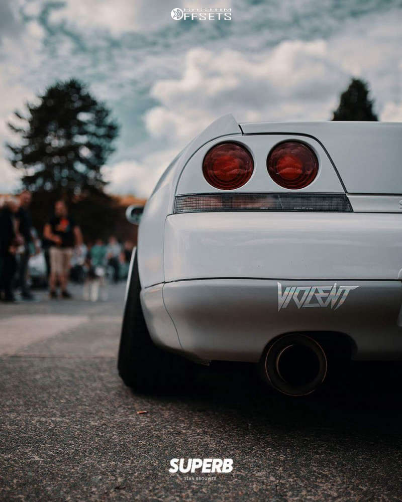 1997 Nissan Skyline with 18x9.5 -15 Blitz Technospeed Z2 and 225