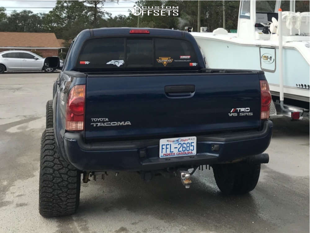 2005 Toyota with 20x12 44 Moto Metal Mo962 and 305/55R20 AMP