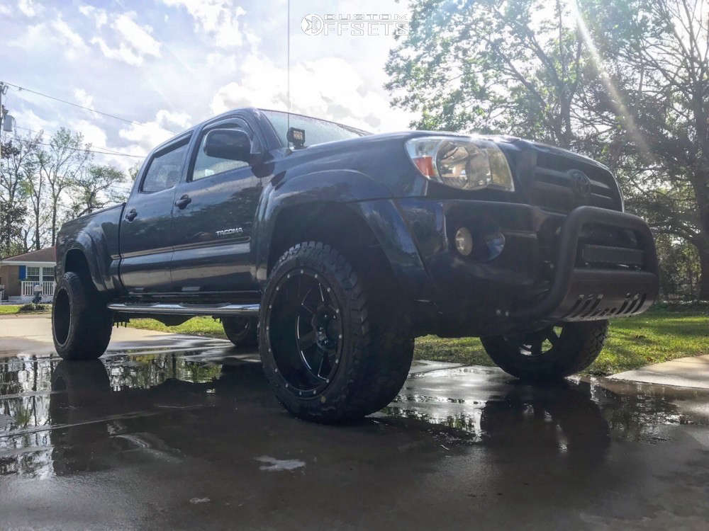 2005 Toyota with 20x12 44 Moto Metal Mo962 and 305/55R20 AMP