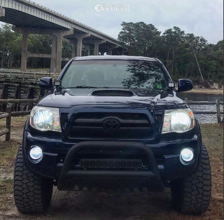 2005 Toyota with 20x12 44 Moto Metal Mo962 and 305/55R20 AMP