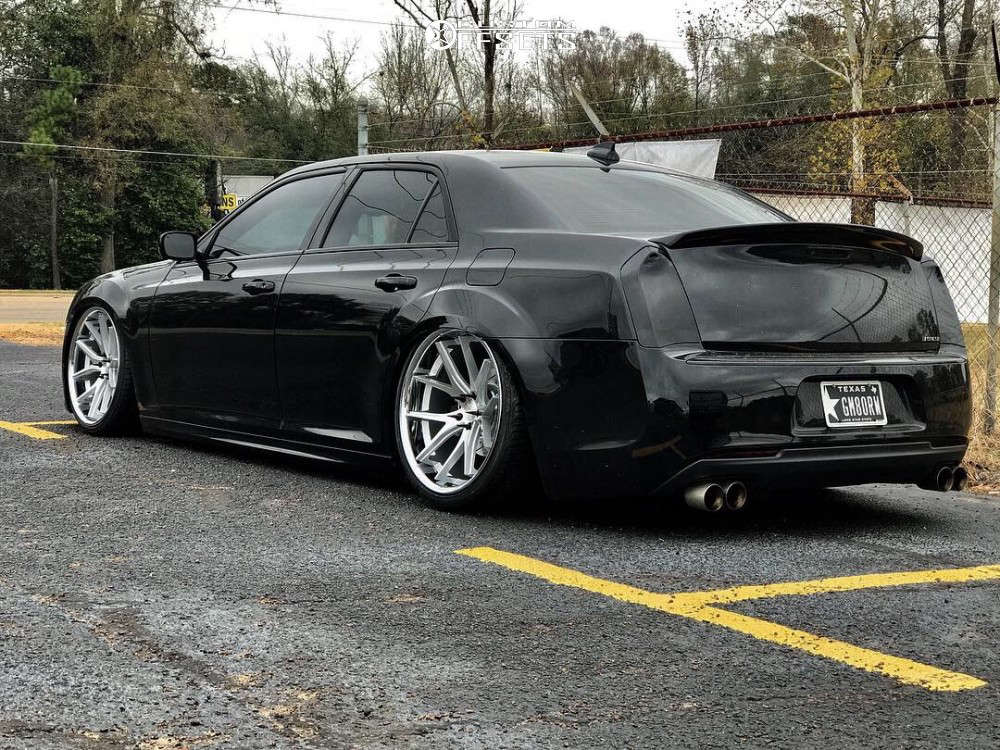 2017 Chrysler 300 with 22x9.5 15 Ferrada FR2 and 255/30R22 Delinte D7