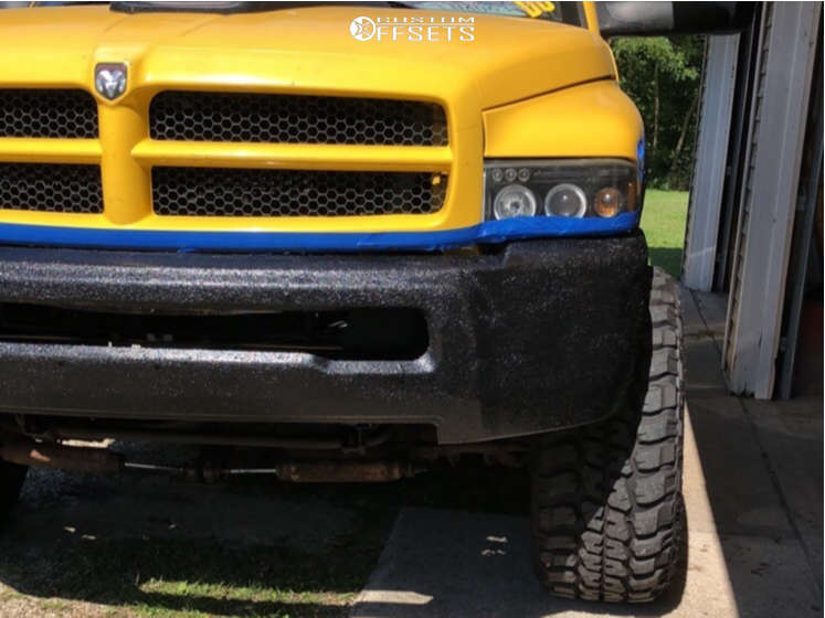 2001 Dodge Ram 1500 with 20x12 44 Anthem OffRoad Equalizer and 35/12.5R20 Federal Couragia Mt