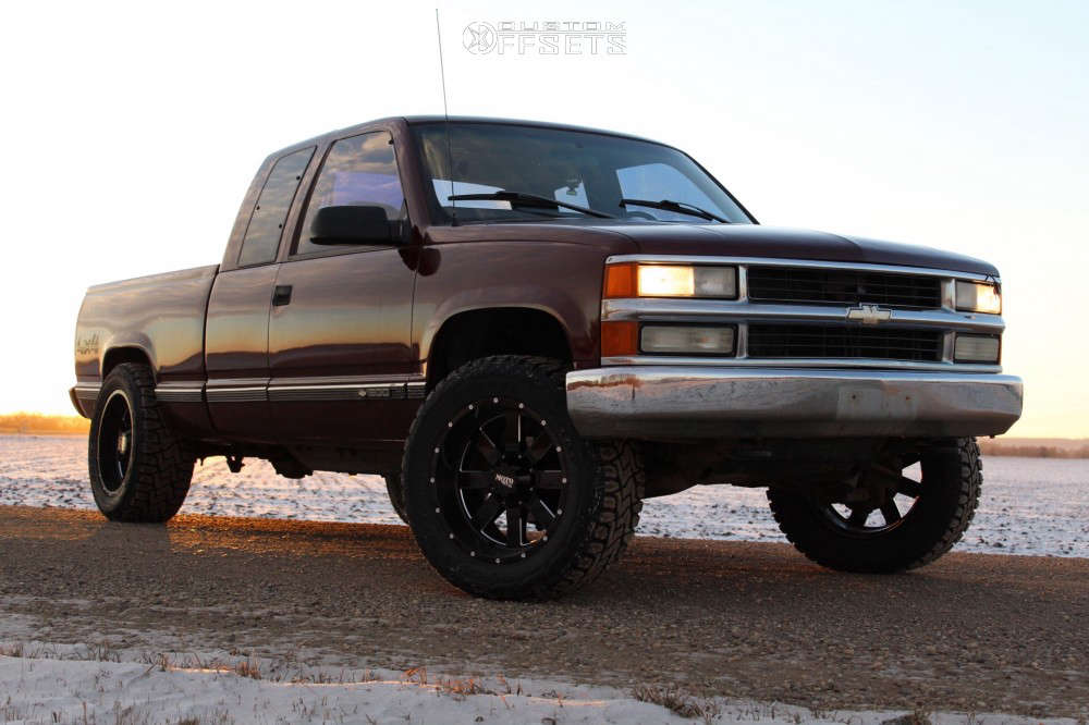 1998 Chevrolet K1500 with 20x10 -24 Moto Metal Mo962 and 33/12.5