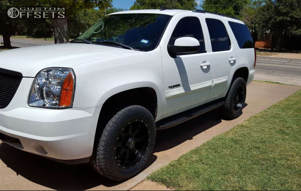 2007 GMC Yukon with 20x9 Raceline Assault and 275/60R20 Toyo Tires Open