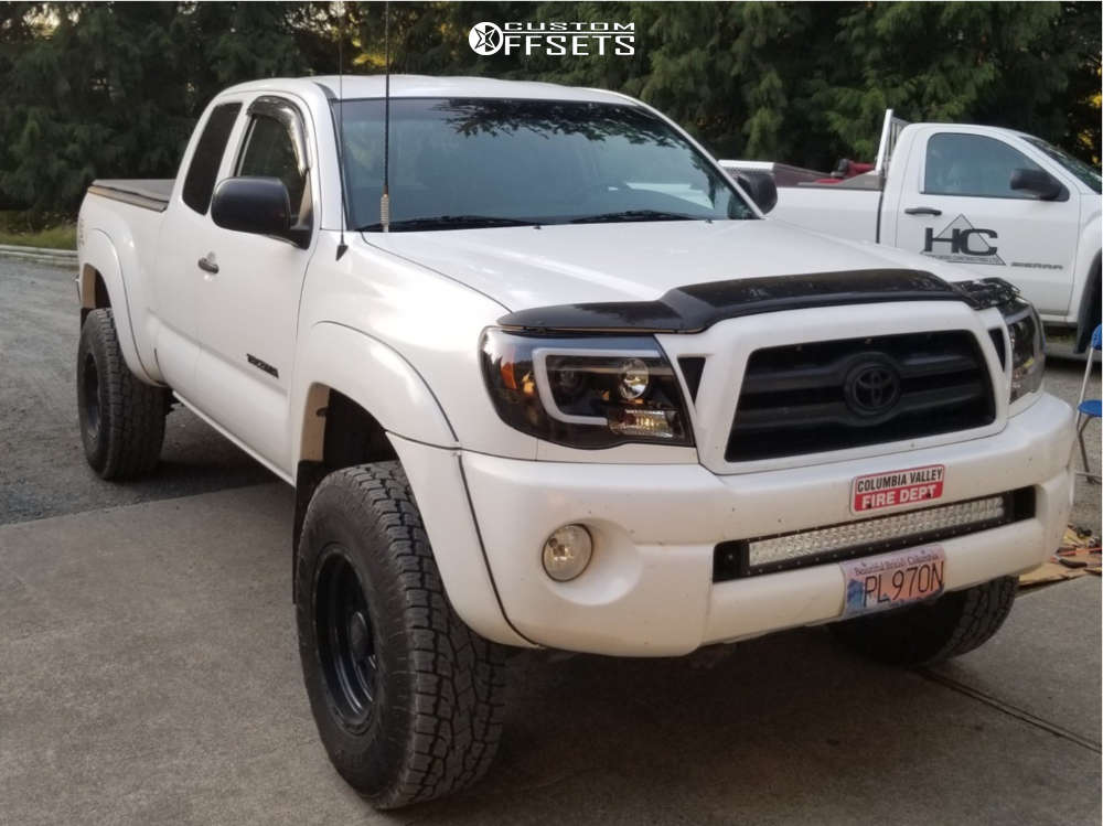 2006 Toyota Tacoma with 16x9 -12 XD XD122 and 265/75R16 Toyo Tires