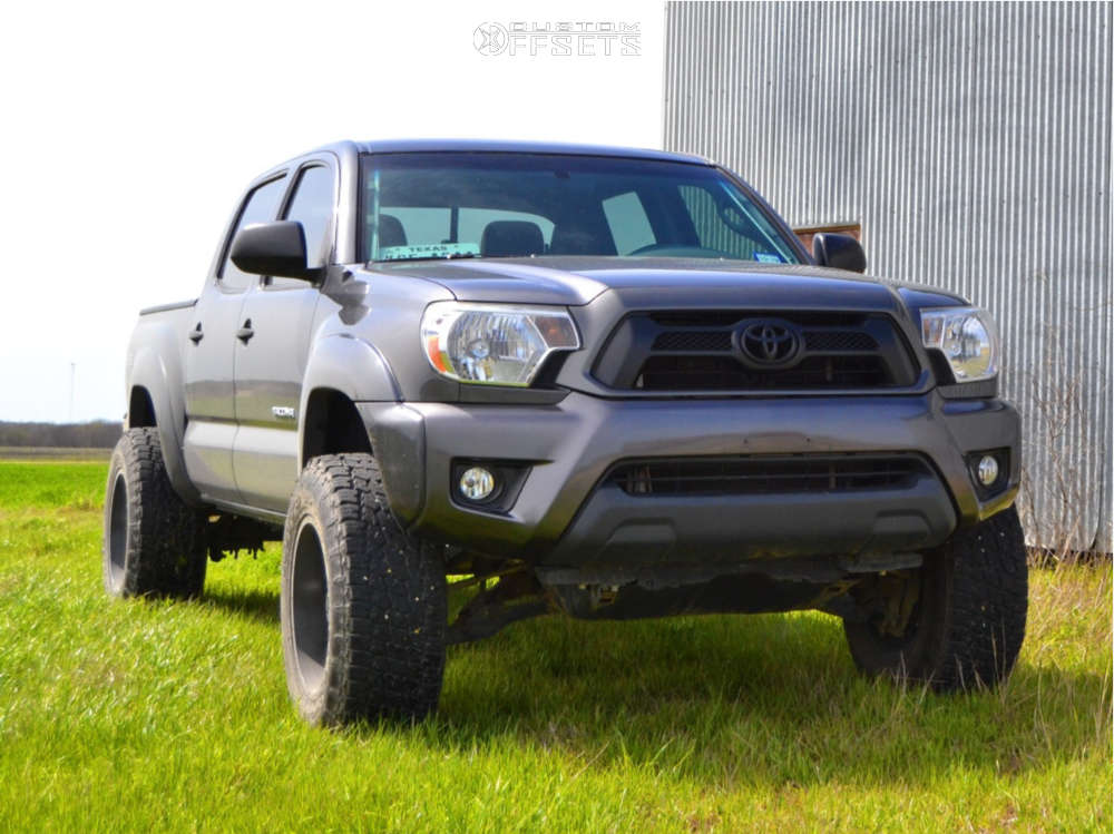 2015 Toyota with 18x10 24 Moto Metal Mo970 and 285/65R18 Nitto