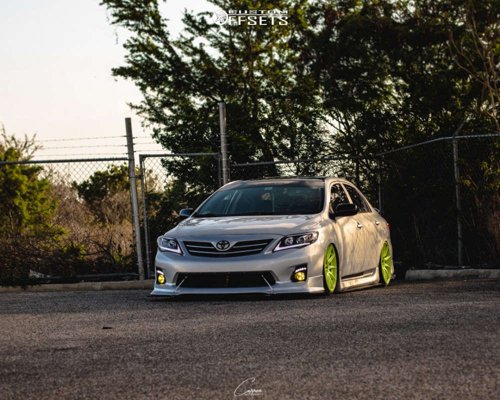 697437-1-2013-corolla-toyota-s