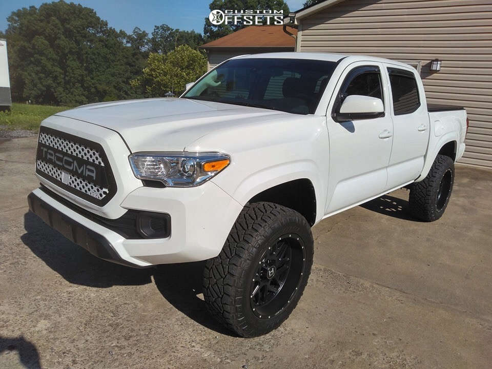 2018 Toyota with 20x10 19 Hostile Sprocket and 275/60R20 Nitto