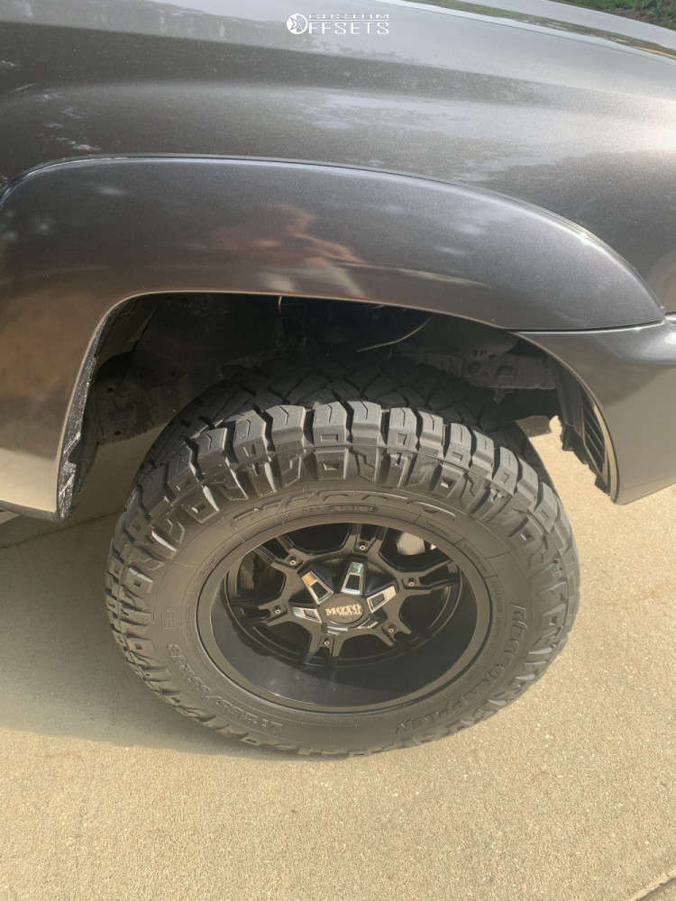 2013 Toyota with 18x10 25 Moto Metal Mo969 and 285/65R18 Nitto