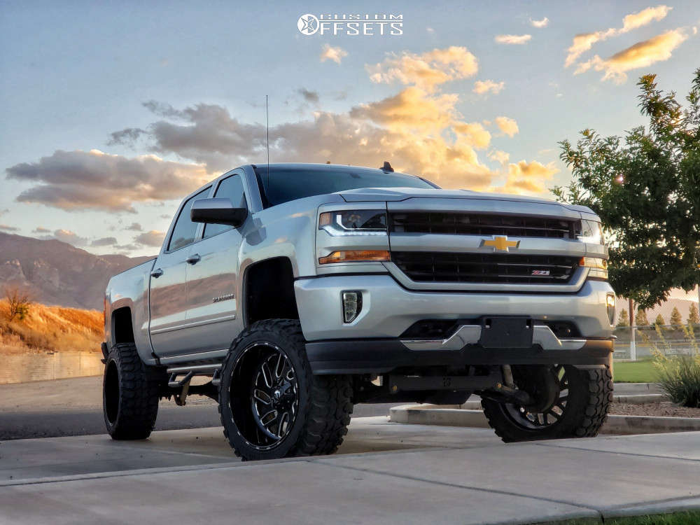 2017 Chevrolet Silverado 1500 with 22x12 -43 Fuel Triton D581 and