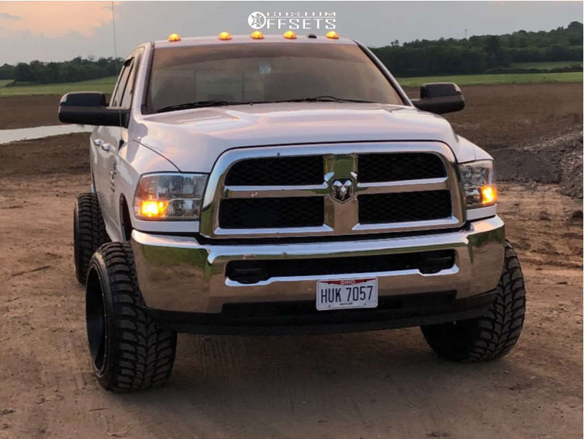 2014 Ram 2500 with 22x14 76 Hostile Sprocket and 33/12.5R22 Pinnacle