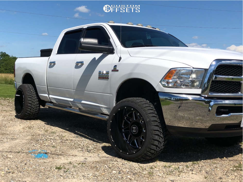 2014 Ram 2500 with 22x14 76 Hostile Sprocket and 33/12.5R22 Pinnacle