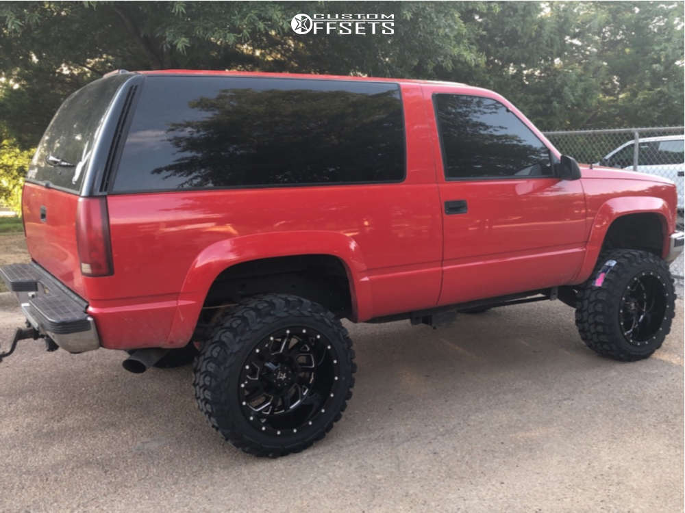 1995 GMC Yukon with 20x12 44 RBP 65r and 33/12.5R20 Gladiator Mt and Suspension Lift 2.5