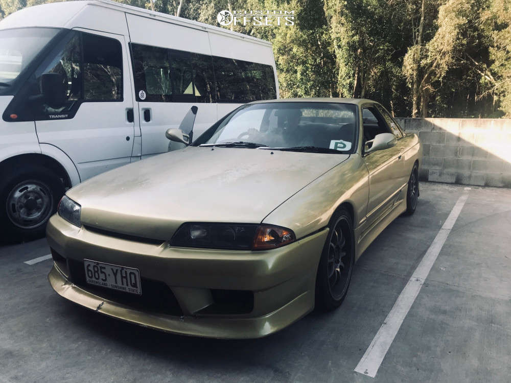 1992 Nissan Skyline R32 with 18x8.5 15 Work Xd9 and 235/40R18
