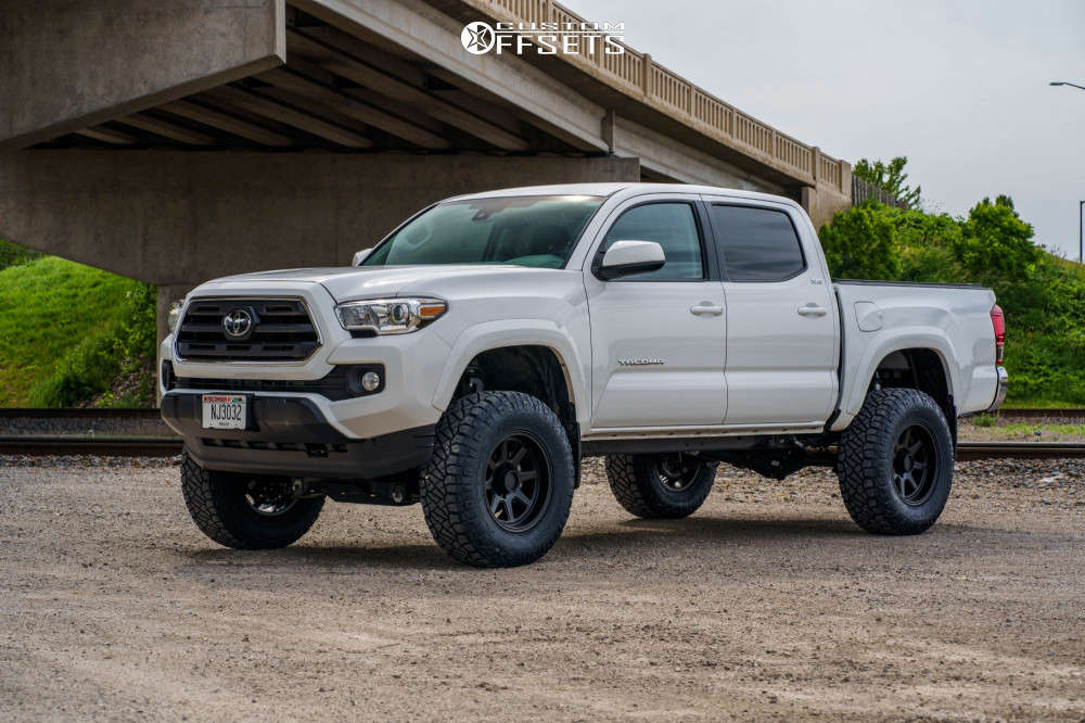 2019 Toyota Tacoma with 17x9 -12 XD Xd844 and 285/70R17