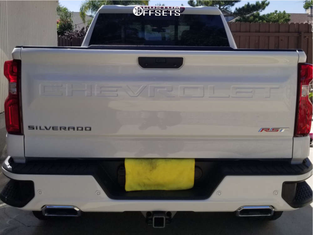 2019 Chevrolet Silverado 1500 with 20x10 -18 Fuel Razor and 35/12.5R20 ...