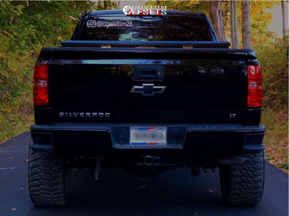 2017 Chevrolet Silverado 1500 with 22x12 44 RBP 75r and 33/12.5R22