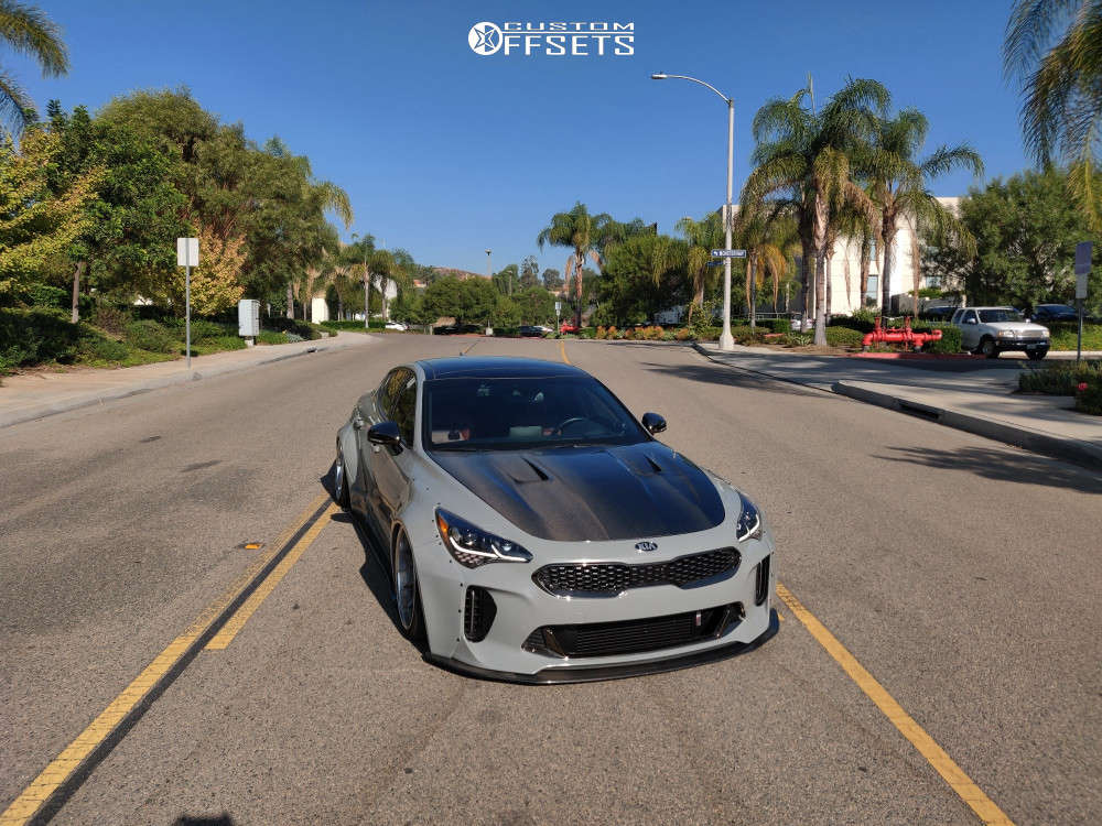 G33＋HD-5 Stinger 2019 Kia Stinger with 19x10.5 15 and 295/30R19 Lionhart Lh