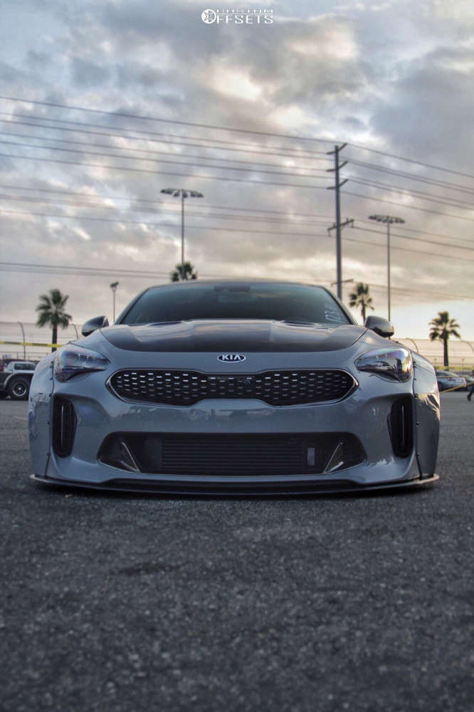 G33＋HD-5 Stinger 2019 Kia Stinger with 19x10.5 15 and 295/30R19 Lionhart Lh