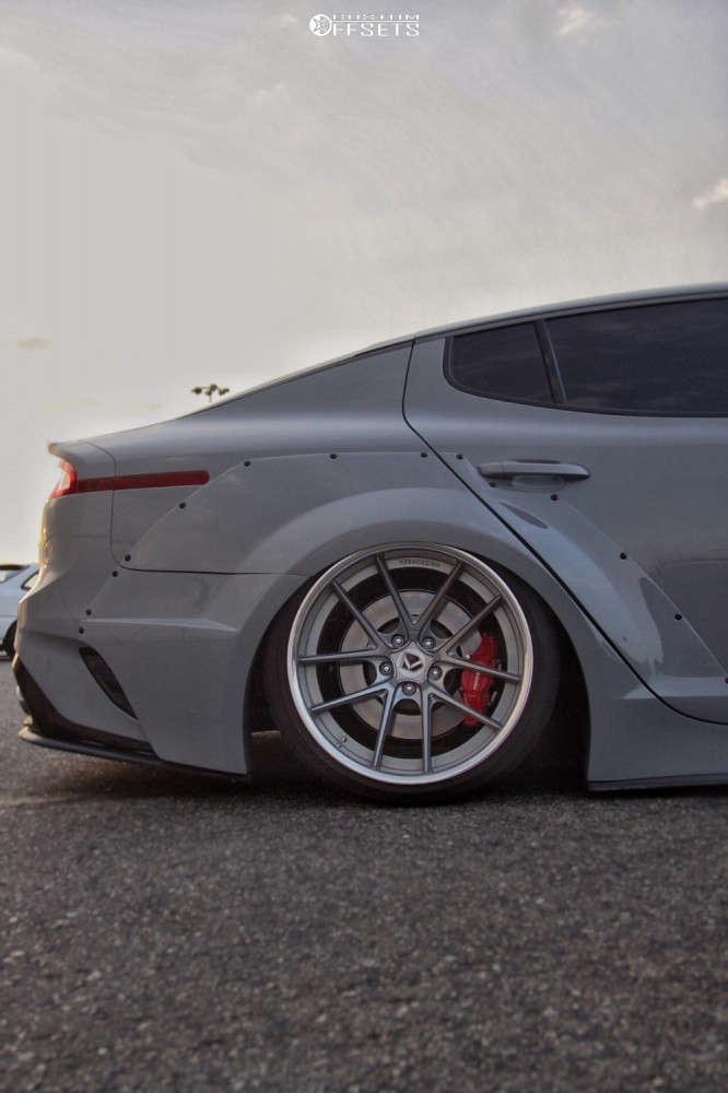 G33＋HD-5 Stinger 2019 Kia Stinger with 19x10.5 15 and 295/30R19 Lionhart Lh