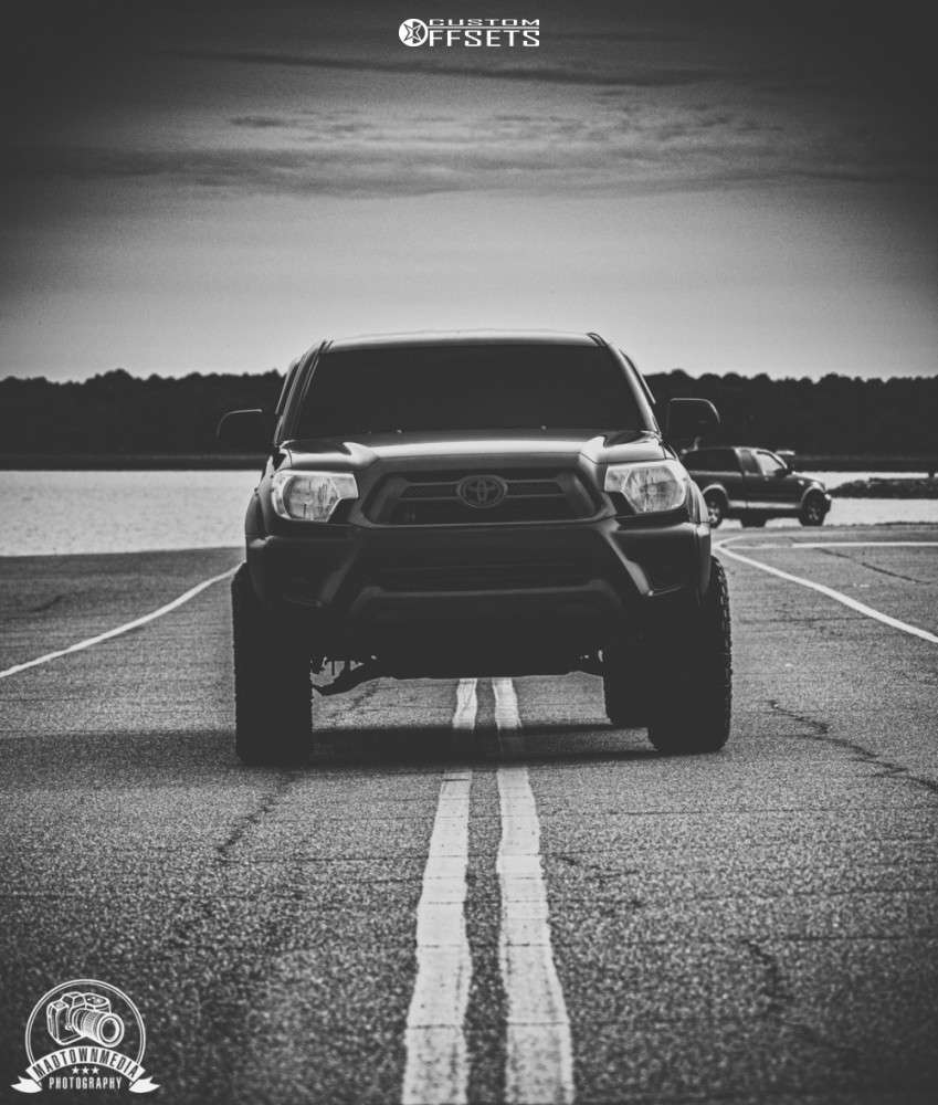 2013 Toyota with 20x10 24 XD Xd820 and 33/12.5R20 Fury Offroad