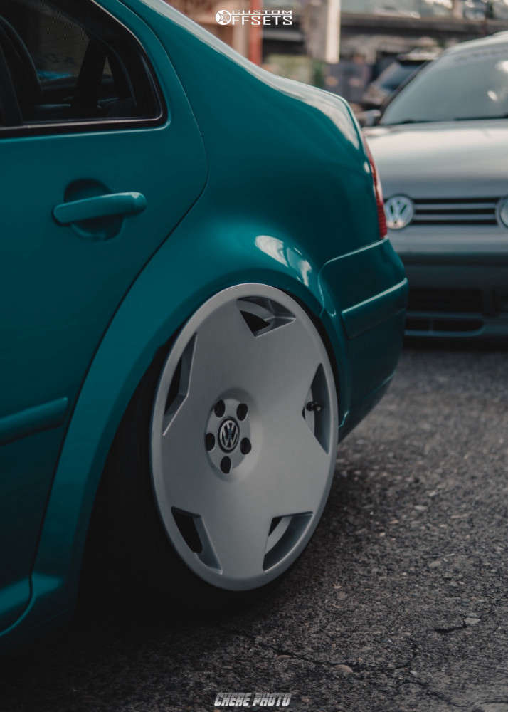 2000 Volkswagen Jetta with 18x9.5 35 VSP Type2 and 205/40R18  