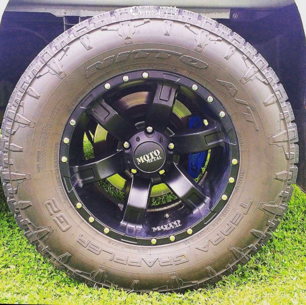 2006 Dodge Ram 1500 with 18x10 -24 Moto Metal Mo967 and 325/60R18 Nitto ...