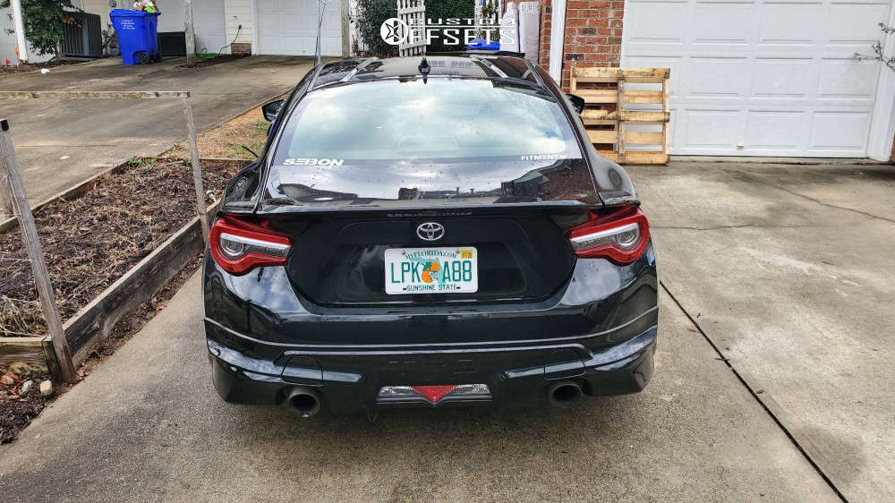 2019 Toyota 86 with 18x8.5 40 Option Lab R716 and 225/40R18