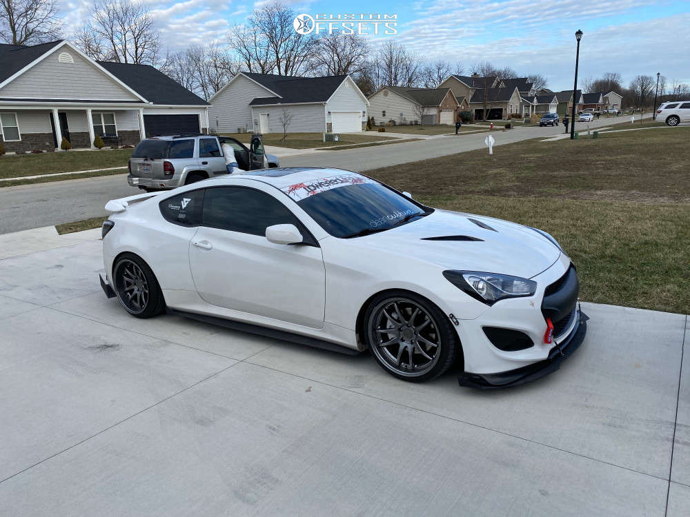 2013 Hyundai Genesis Coupe with 19x9.5 15 Aodhan DS02 and 235/35R19