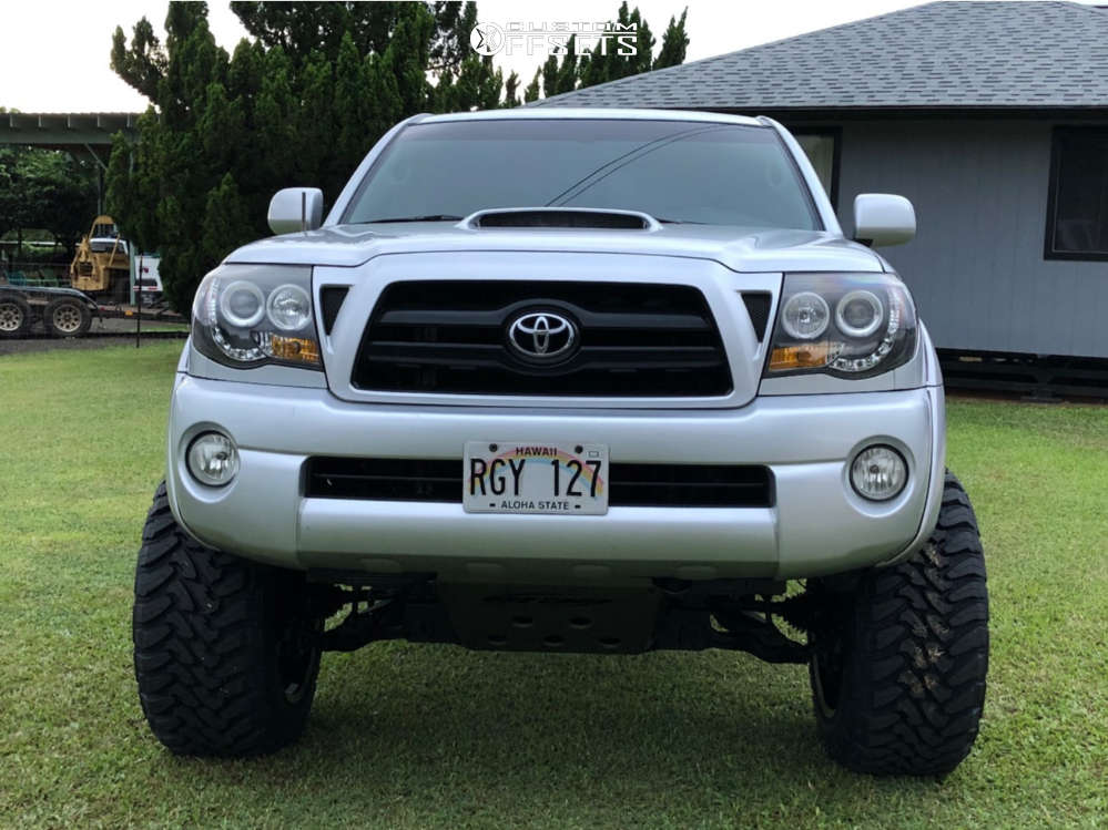 2007 Toyota with 20x12 44 Hostile Rage and 33/12.5R20 Toyo