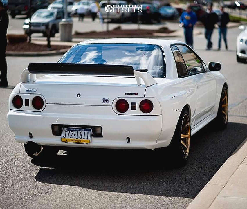 1990 Nissan Skyline with 17x9 30 STR 903 and 255/40R17 Federal 595