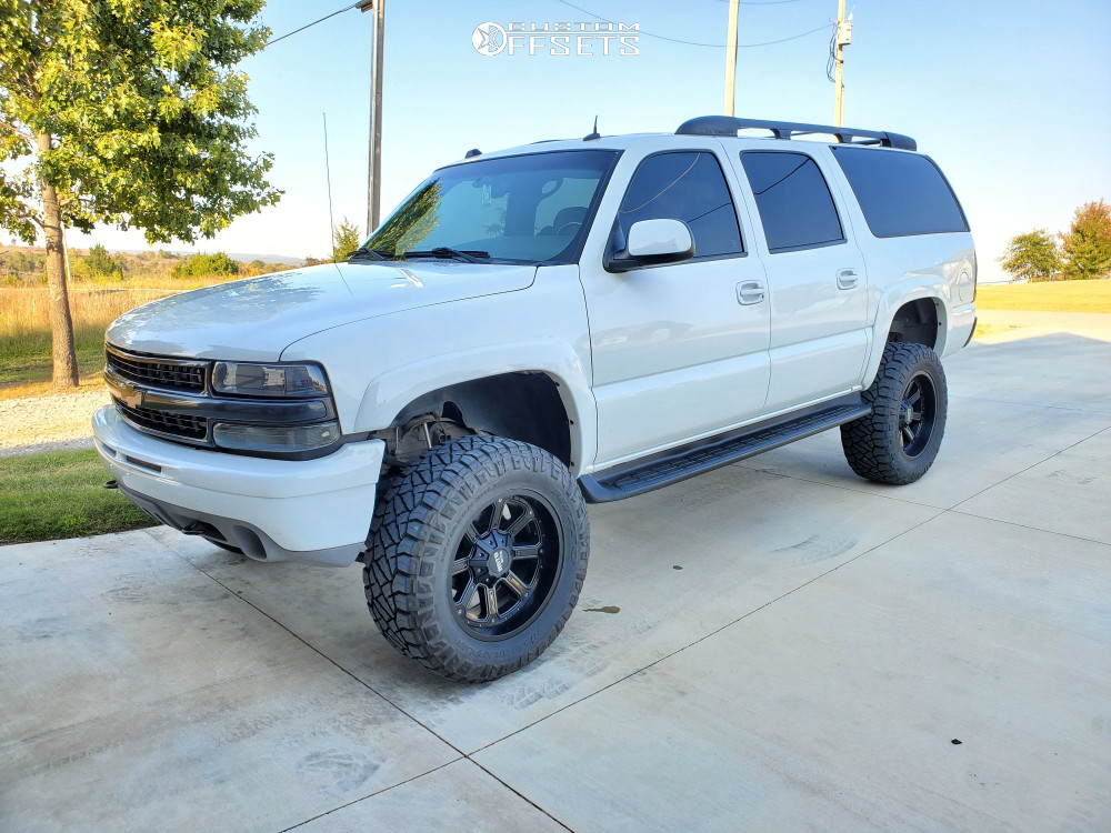 2004 Chevrolet Suburban 1500 with 20x10 -23.876 Moto Metal Mo984