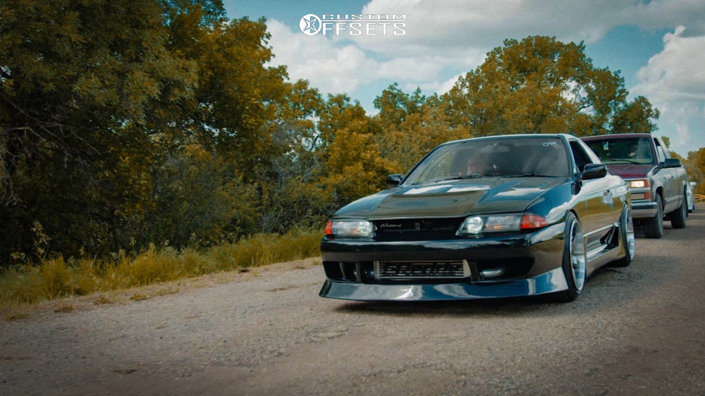 1990 Nissan Skyline R32 with 18x10 25 XXR 555 and 225/45R18