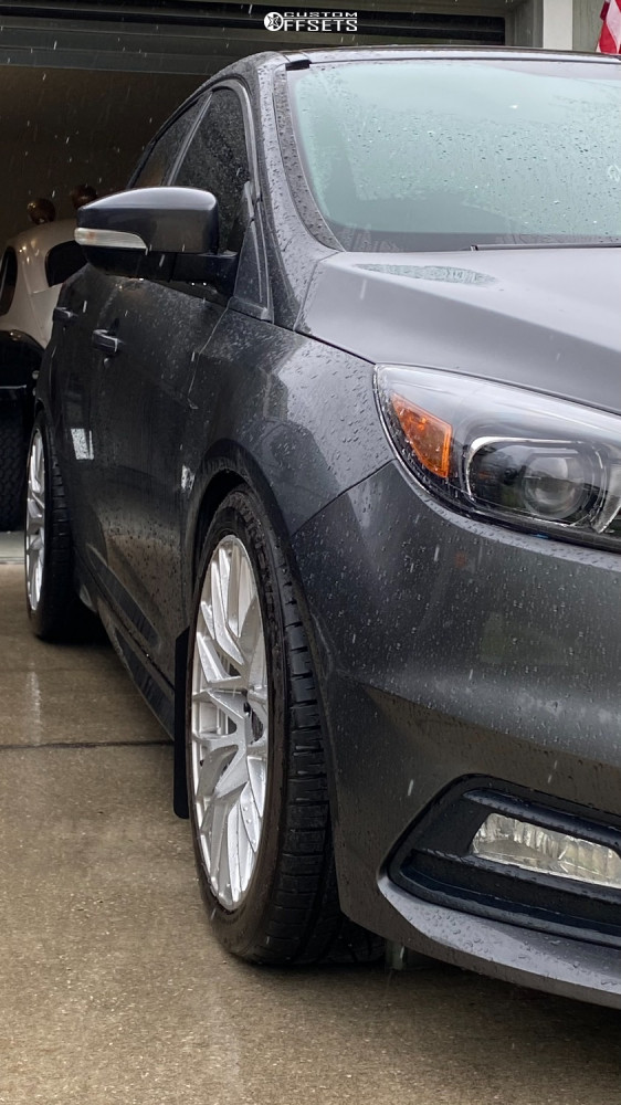 2018 Ford Focus with 18x8.5 42 Momo Catania and 245/40R18