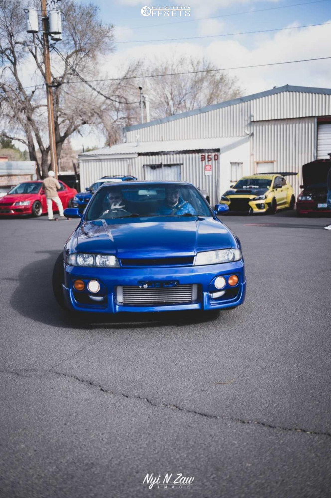 1993 Nissan Skyline R33 with 18x9 15 Envizio RS1 and 255/40R18