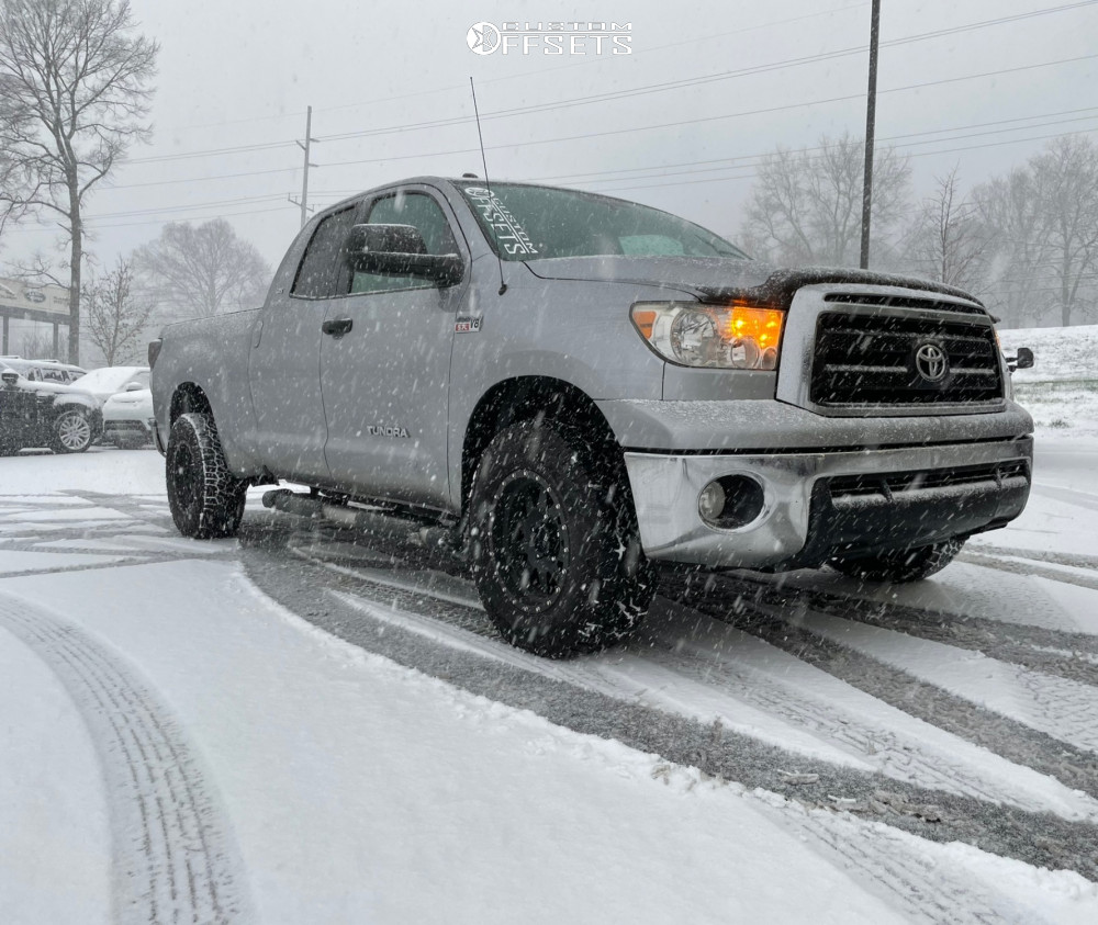 2013 Toyota Tundra with 17x8.5 0 Method Mr301 and 32/10.5R17