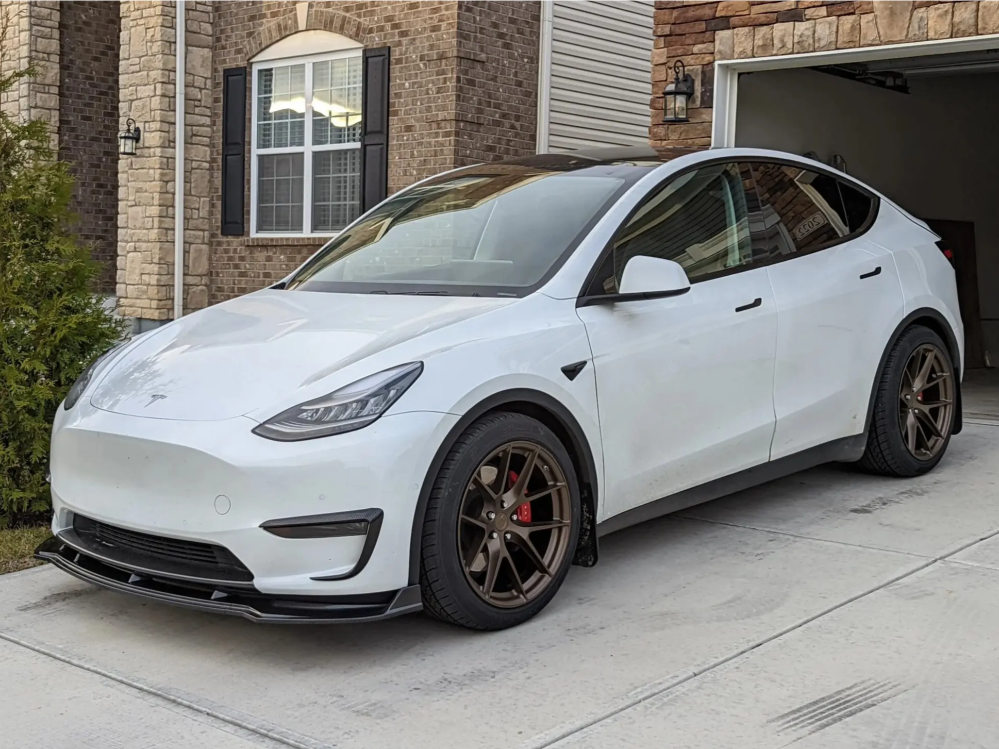 2020 Tesla Y with 20x10.5 35 Aodhan Aff7 and 275/40R20 Michelin