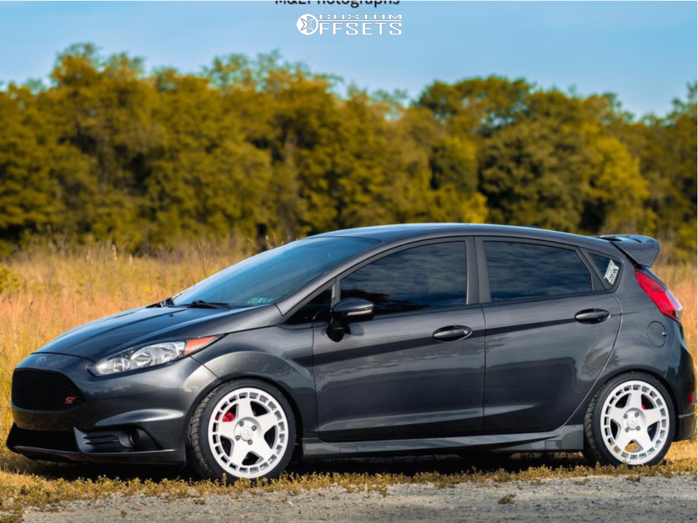 てぃ　 2019 Ford Fiesta with 17x7.5 42 Fifteen52 Turbomac and 205/40R17