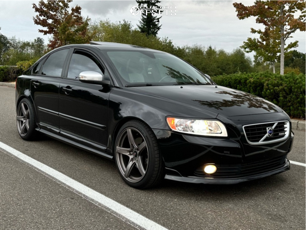 2009 Volvo S40 with 18x8.5 40 Option Lab R555 and 225/40R18