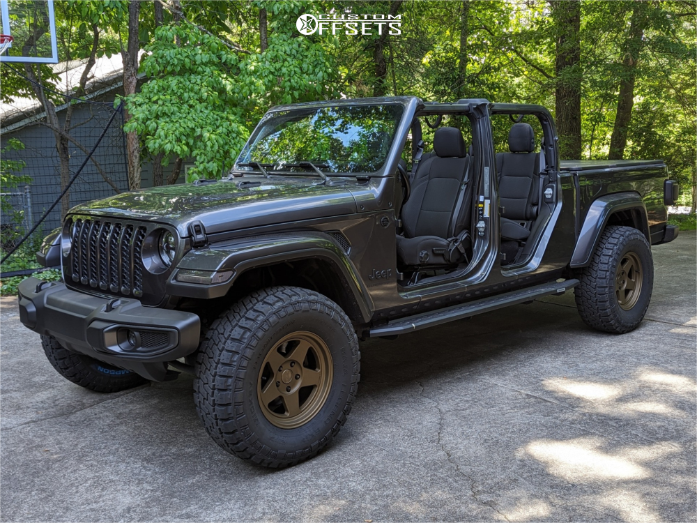 3012370-1-2022-gladiator-jeep-